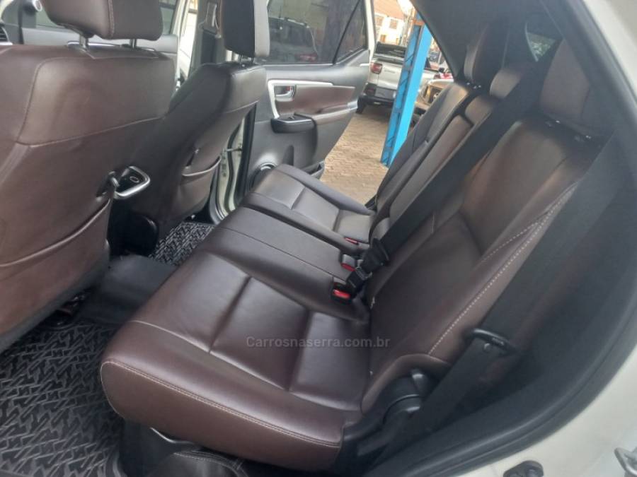 TOYOTA - HILUX SW4 - 2018/2019 - Branca - R$ 245.990,00