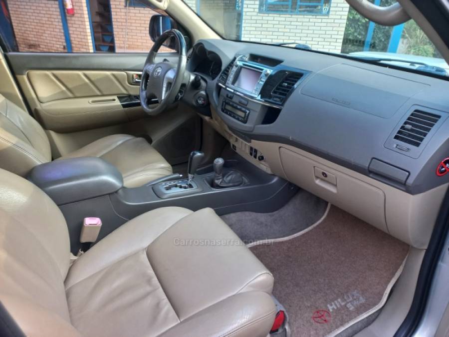 TOYOTA - HILUX SW4 - 2013/2013 - Prata - R$ 135.000,00