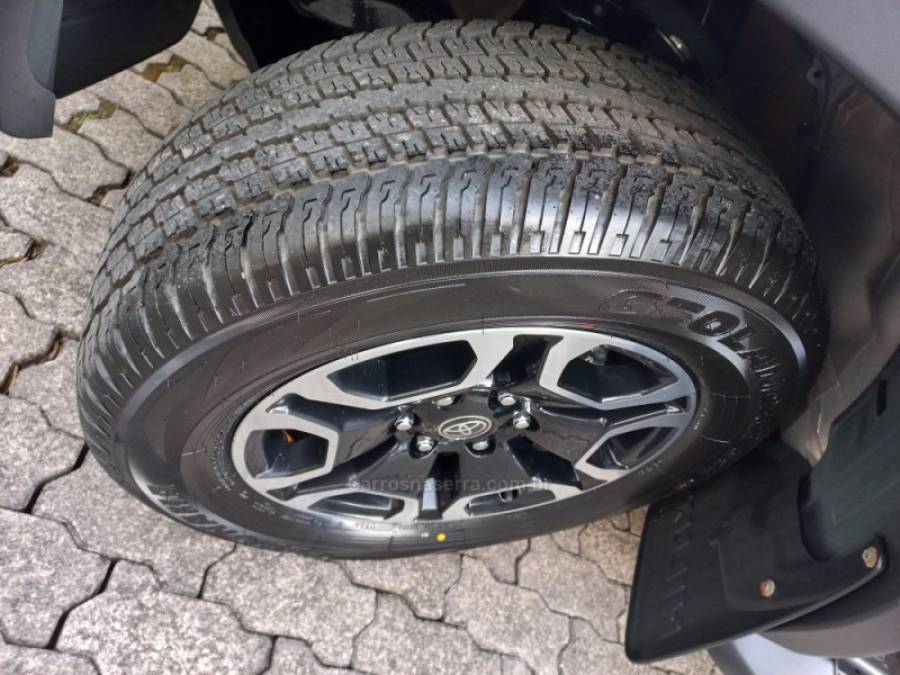 TOYOTA - HILUX - 2023/2023 - Cinza - R$ 265.000,00