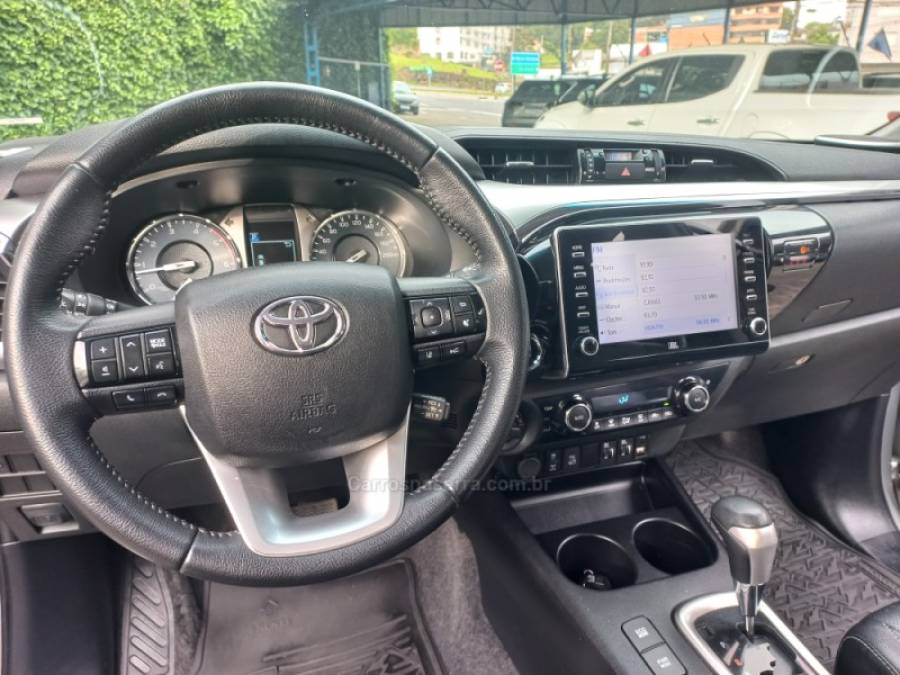 TOYOTA - HILUX - 2021/2021 - Prata - R$ 235.000,00