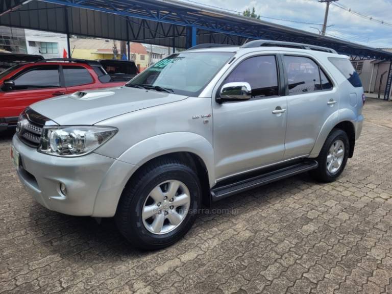 TOYOTA - HILUX SW4 - 2009/2009 - Prata - R$ 109.900,00