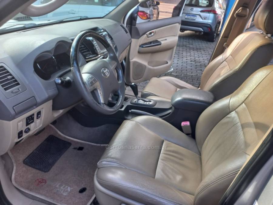 TOYOTA - HILUX SW4 - 2013/2013 - Prata - R$ 135.000,00