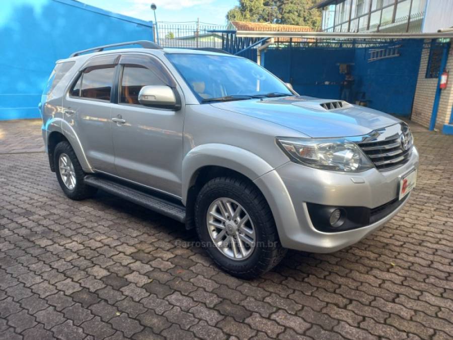 TOYOTA - HILUX SW4 - 2013/2013 - Prata - R$ 135.000,00