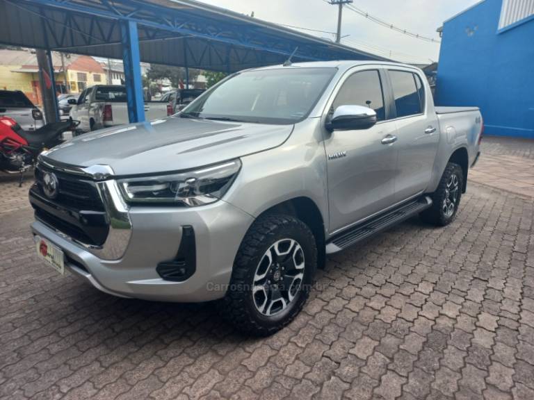 TOYOTA - HILUX - 2021/2021 - Prata - R$ 235.000,00