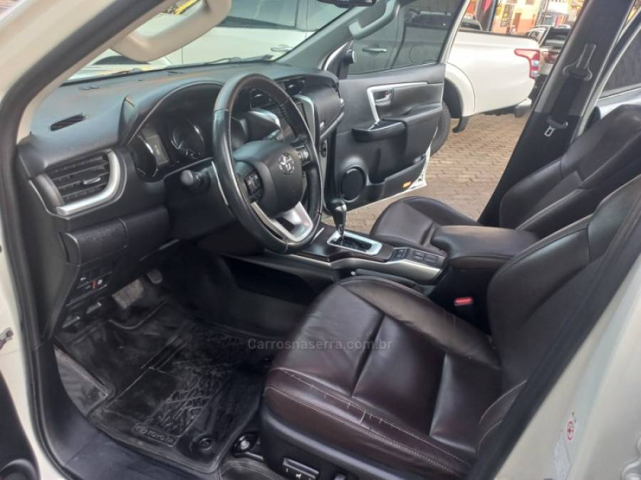 TOYOTA - HILUX SW4 - 2018/2019 - Branca - R$ 245.990,00