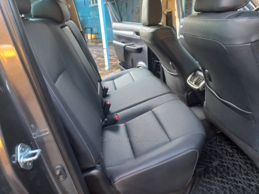 TOYOTA - HILUX - 2023/2023 - Cinza - R$ 265.990,00