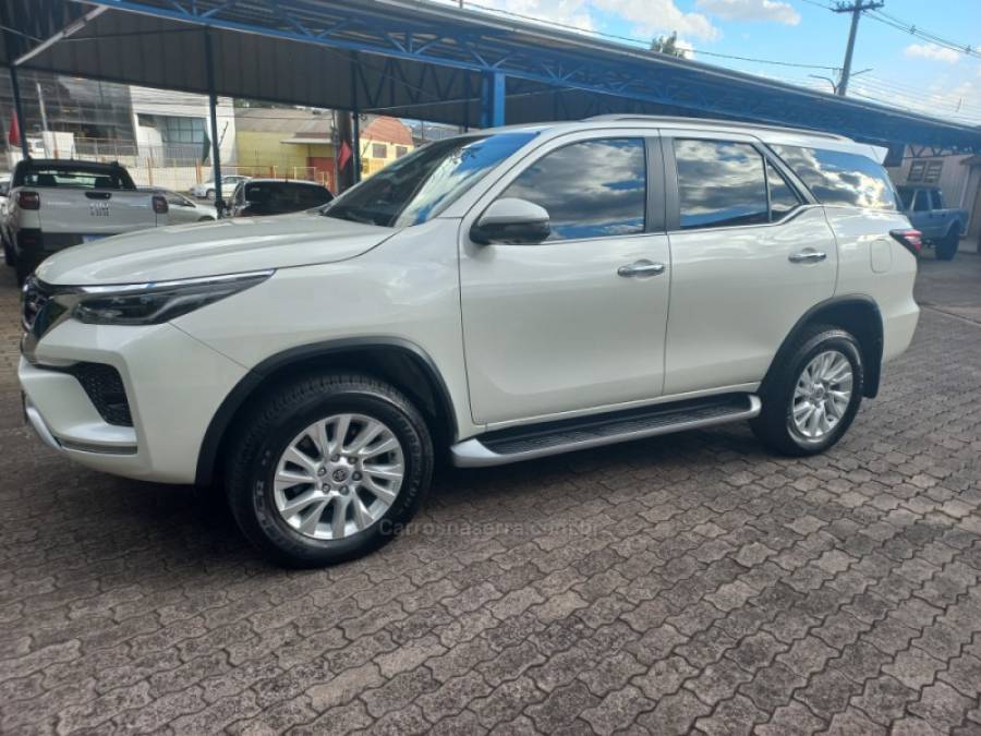 TOYOTA - HILUX SW4 - 2022/2022 - Branca - R$ 300.500,00