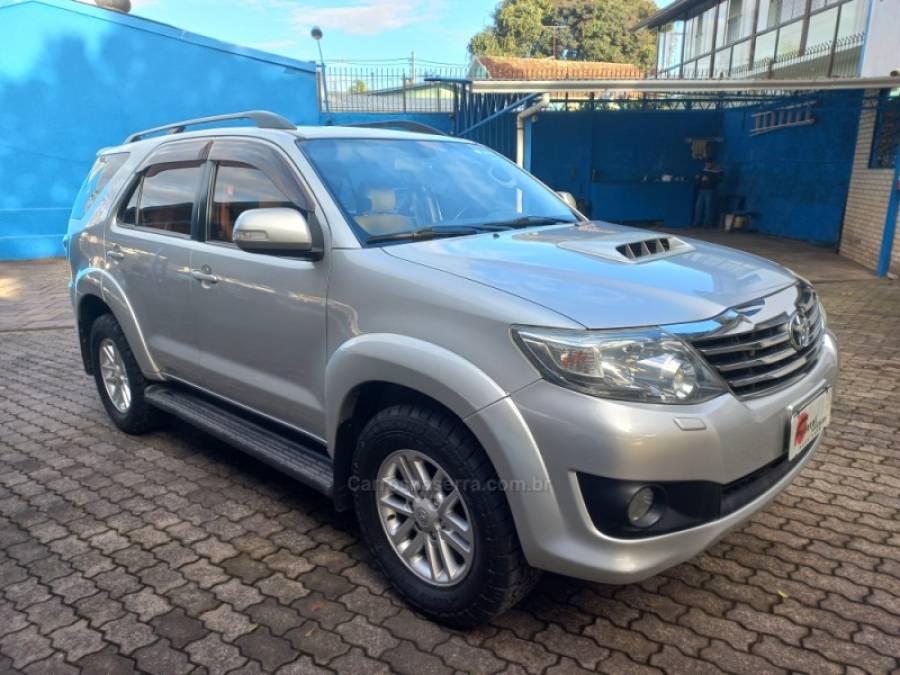 TOYOTA - HILUX SW4 - 2013/2013 - Prata - R$ 135.000,00