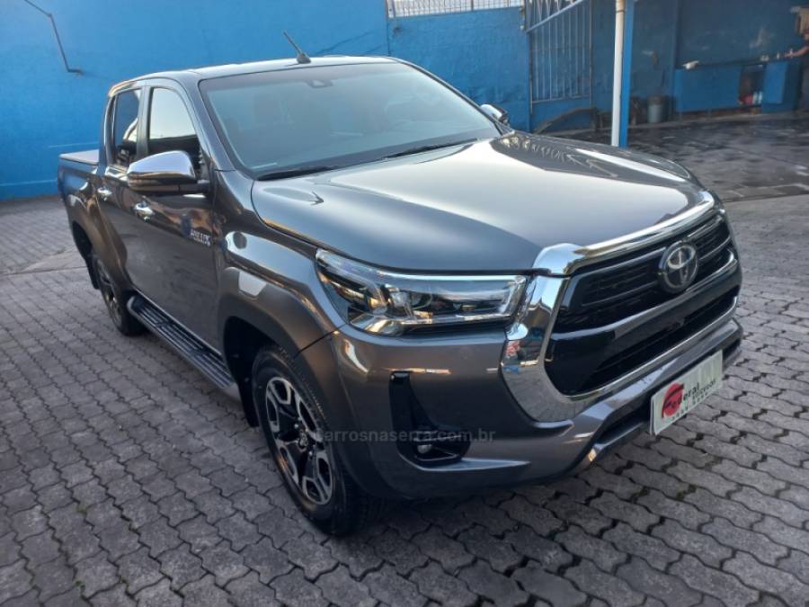 TOYOTA - HILUX - 2023/2023 - Cinza - R$ 265.000,00