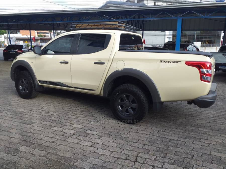 MITSUBISHI - L200 TRITON - 2022/2023 - Bege - R$ 205.451,00