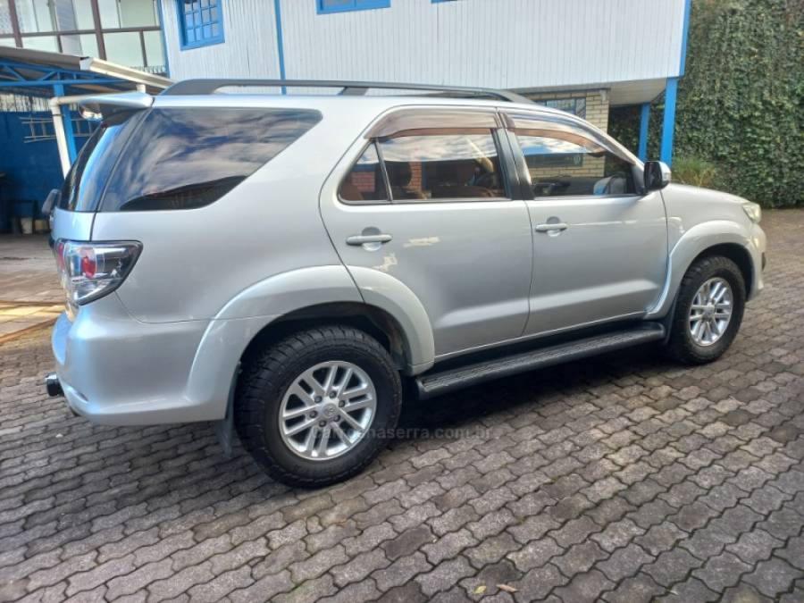 TOYOTA - HILUX SW4 - 2013/2013 - Prata - R$ 135.000,00