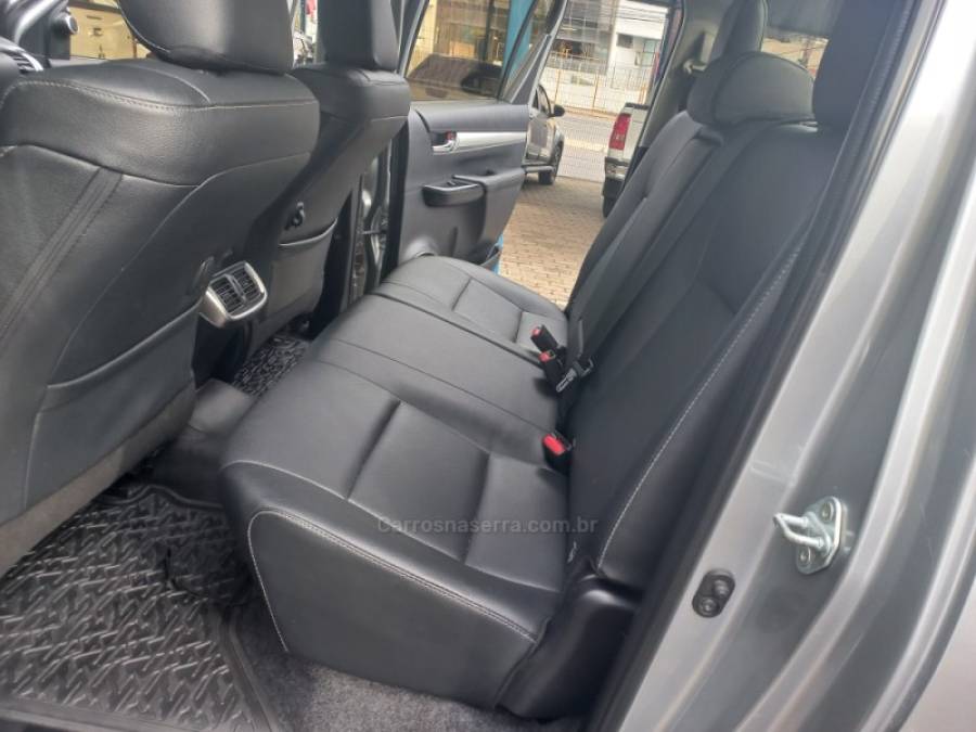 TOYOTA - HILUX - 2021/2021 - Prata - R$ 235.000,00