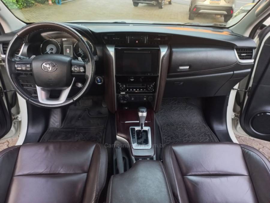 TOYOTA - HILUX SW4 - 2018/2019 - Branca - R$ 245.990,00