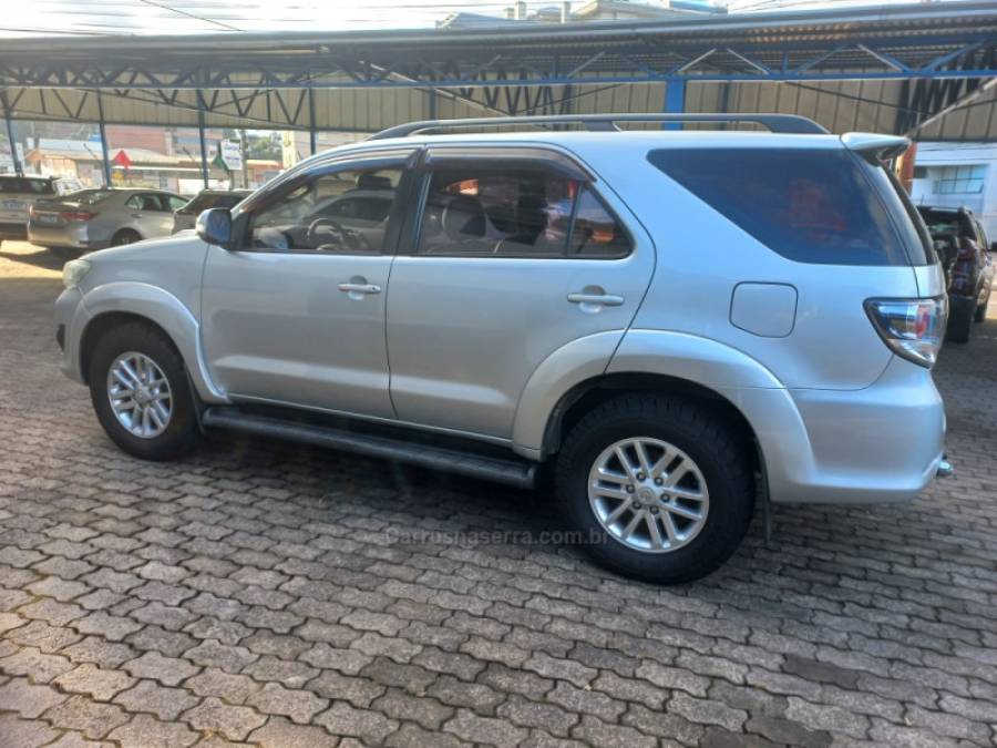 TOYOTA - HILUX SW4 - 2013/2013 - Prata - R$ 135.000,00