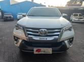 TOYOTA - HILUX SW4 - 2018/2019 - Branca - R$ 239.900,00
