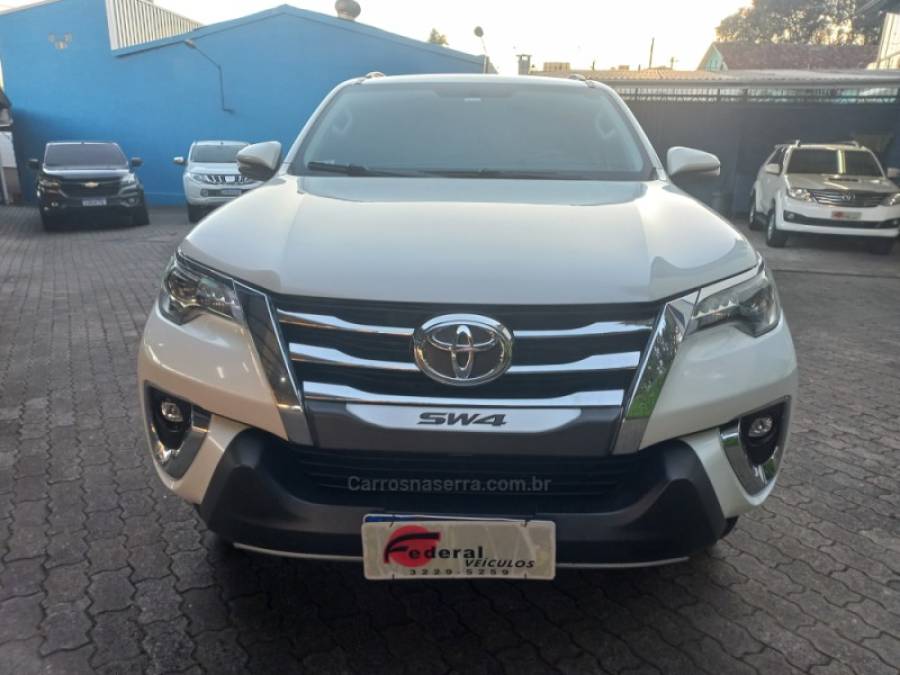 TOYOTA - HILUX SW4 - 2018/2019 - Branca - R$ 245.990,00