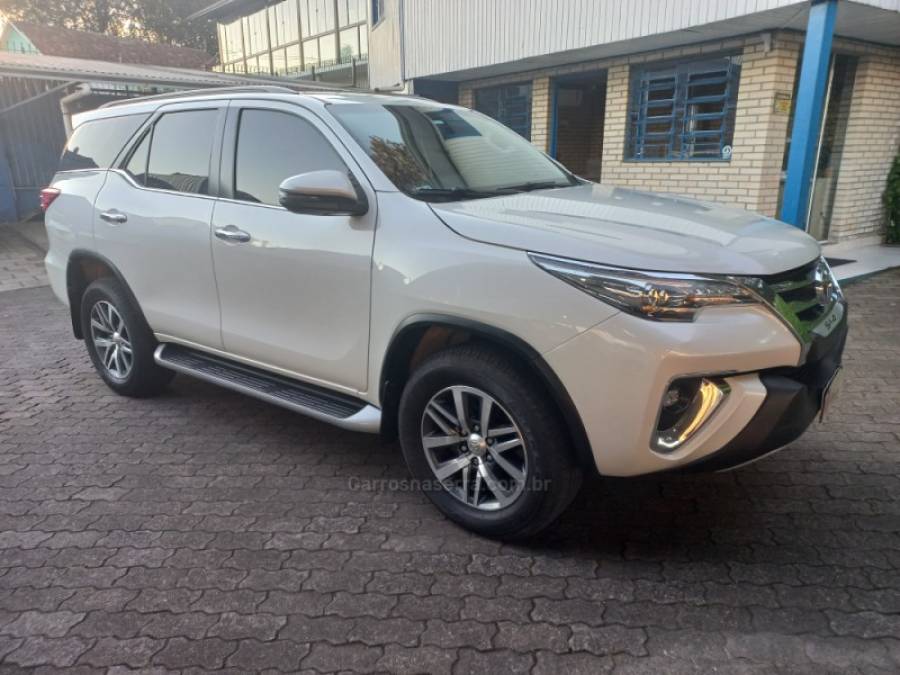 TOYOTA - HILUX SW4 - 2018/2019 - Branca - R$ 245.990,00