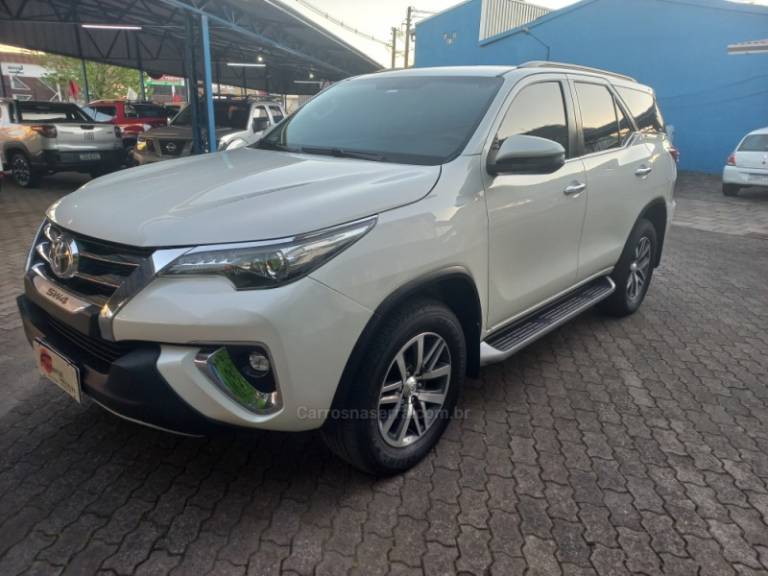TOYOTA - HILUX SW4 - 2018/2019 - Branca - R$ 245.990,00