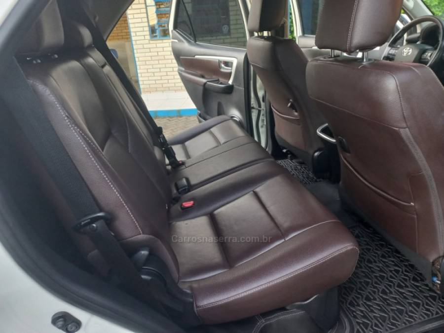 TOYOTA - HILUX SW4 - 2018/2019 - Branca - R$ 245.990,00