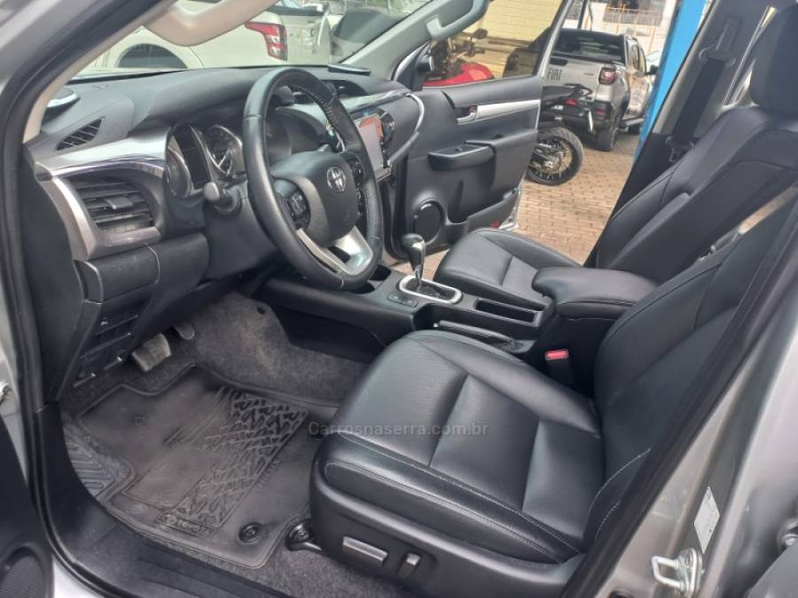 TOYOTA - HILUX - 2021/2021 - Prata - R$ 235.000,00