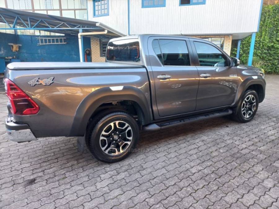 TOYOTA - HILUX - 2023/2023 - Cinza - R$ 265.990,00