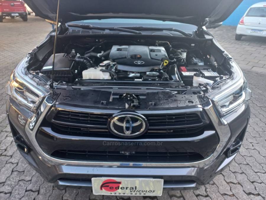TOYOTA - HILUX - 2023/2023 - Cinza - R$ 265.990,00