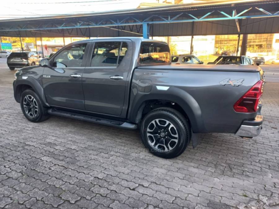 TOYOTA - HILUX - 2023/2023 - Cinza - R$ 265.990,00