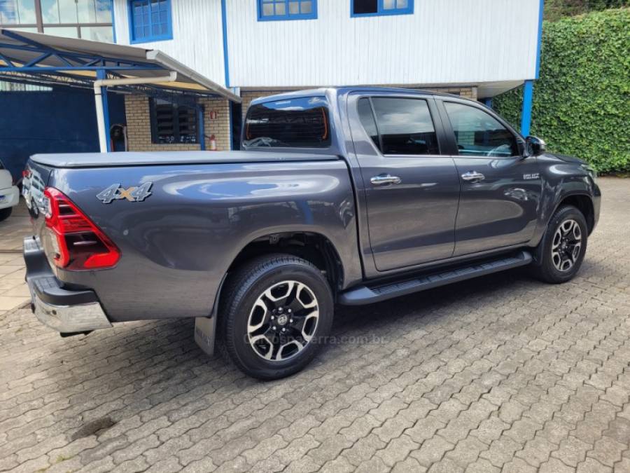 TOYOTA - HILUX - 2023/2023 - Cinza - R$ 265.000,00