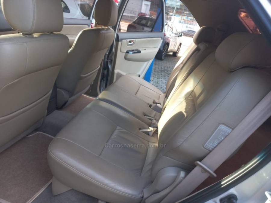 TOYOTA - HILUX SW4 - 2013/2013 - Prata - R$ 135.000,00