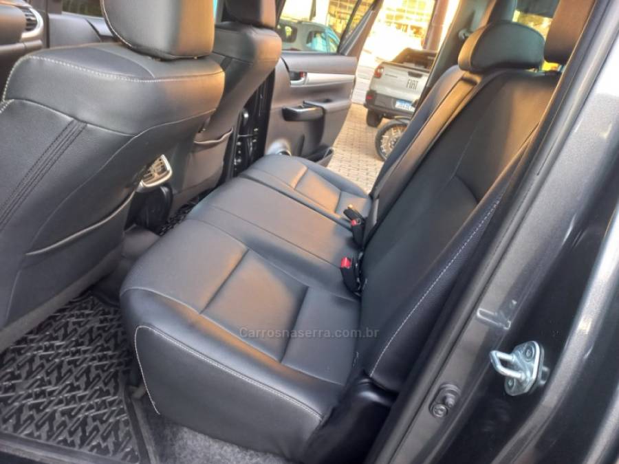 TOYOTA - HILUX - 2023/2023 - Cinza - R$ 265.990,00