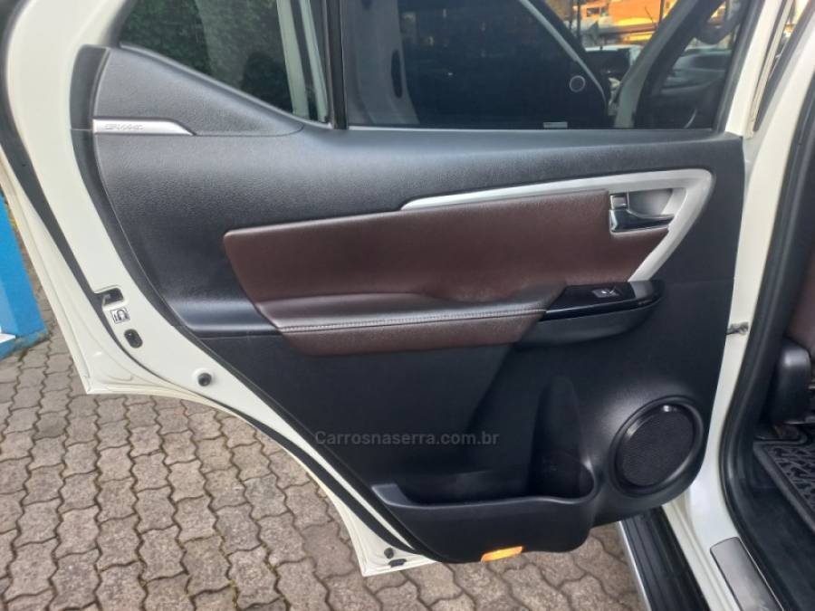TOYOTA - HILUX SW4 - 2018/2019 - Branca - R$ 245.990,00