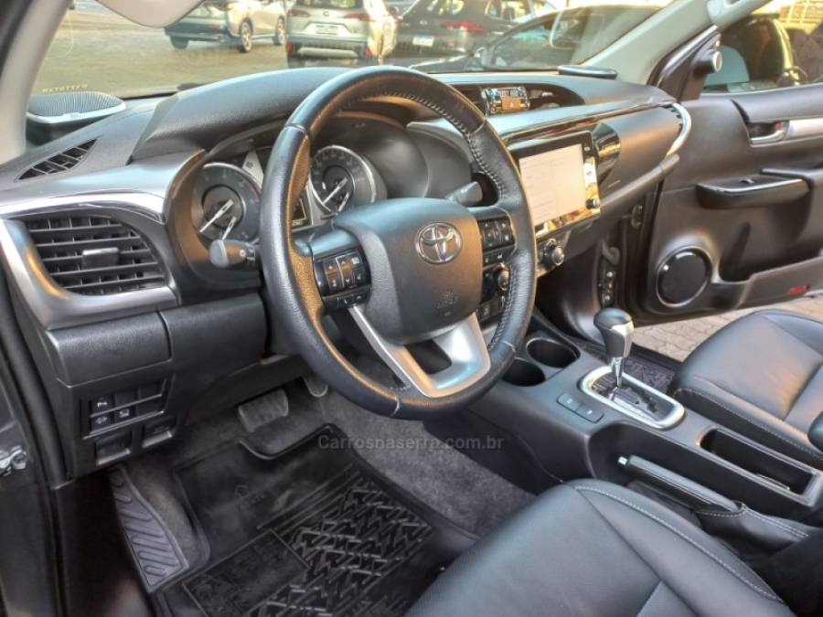 TOYOTA - HILUX - 2023/2023 - Cinza - R$ 265.990,00