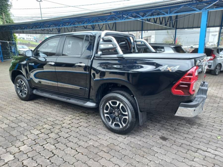 TOYOTA - HILUX - 2023/2023 - Preta - R$ 265.000,00