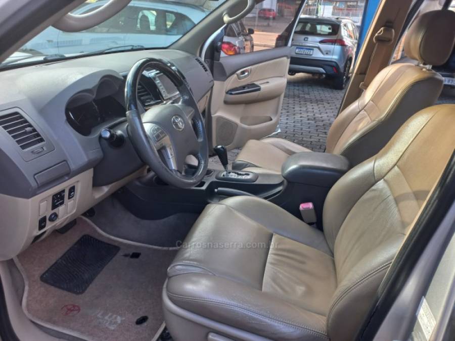TOYOTA - HILUX SW4 - 2013/2013 - Prata - R$ 135.000,00