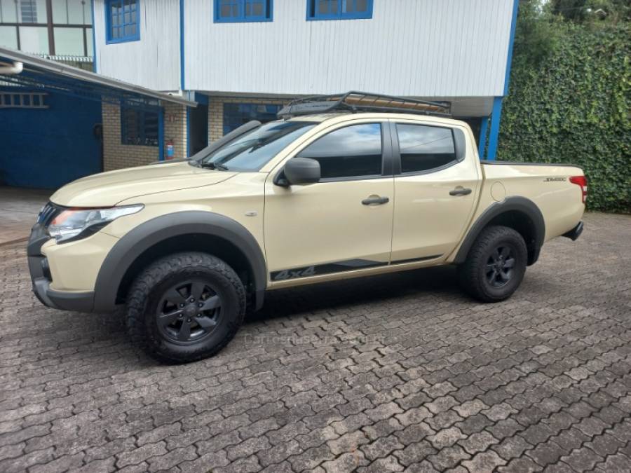 MITSUBISHI - L200 TRITON - 2022/2023 - Branca - R$ 209.000,00