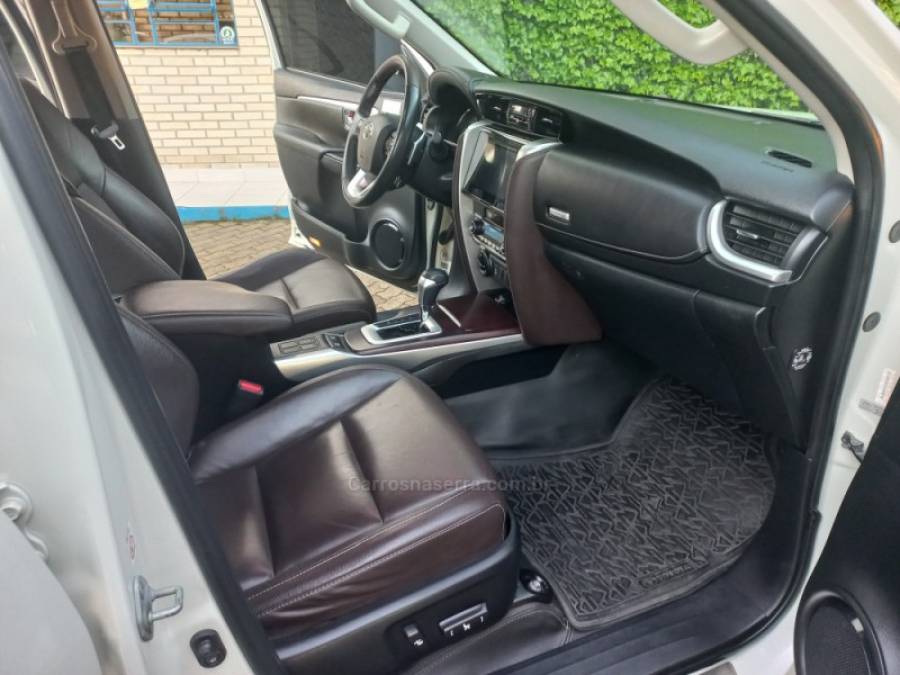 TOYOTA - HILUX SW4 - 2018/2019 - Branca - R$ 245.990,00
