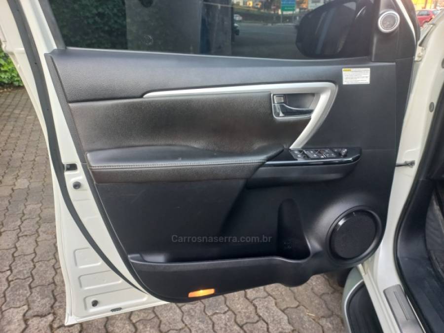 TOYOTA - HILUX SW4 - 2018/2019 - Branca - R$ 245.990,00