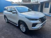 TOYOTA - HILUX SW4 - 2022/2022 - Branca - R$ 300.500,00