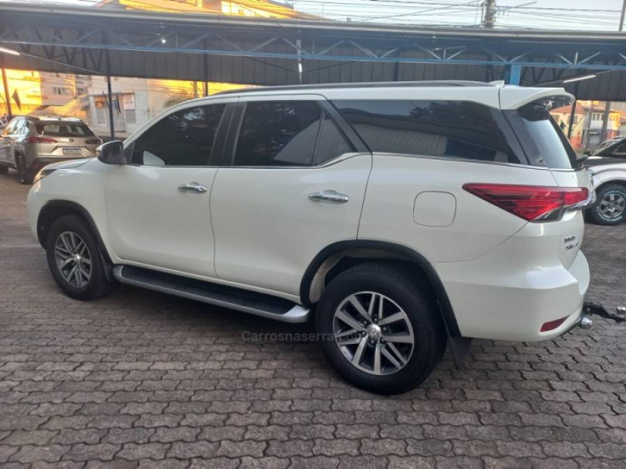 TOYOTA - HILUX SW4 - 2018/2019 - Branca - R$ 245.990,00