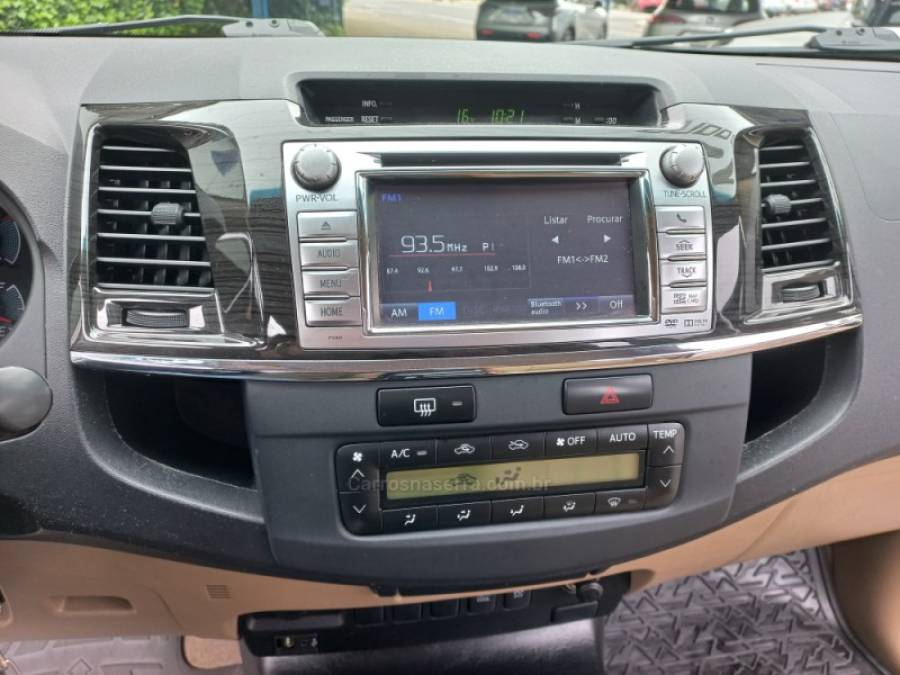 TOYOTA - HILUX SW4 - 2015/2015 - Branca - R$ 149.990,00