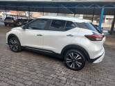 NISSAN - KICKS - 2022/2022 - Branca - R$ 99.900,00