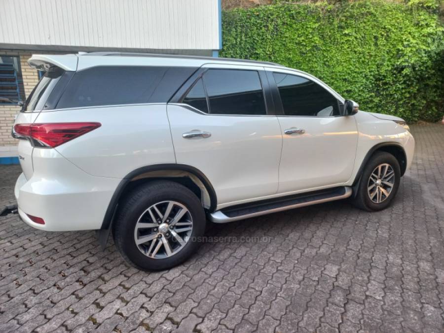 TOYOTA - HILUX SW4 - 2018/2019 - Branca - R$ 245.990,00