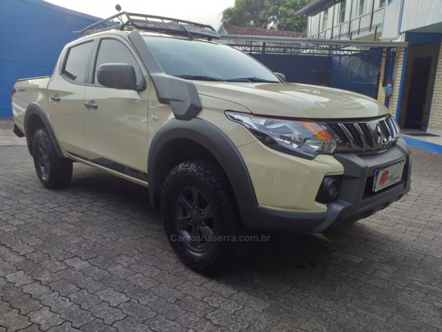 MITSUBISHI - L200 TRITON - 2022/2023 - Bege - R$ 205.451,00