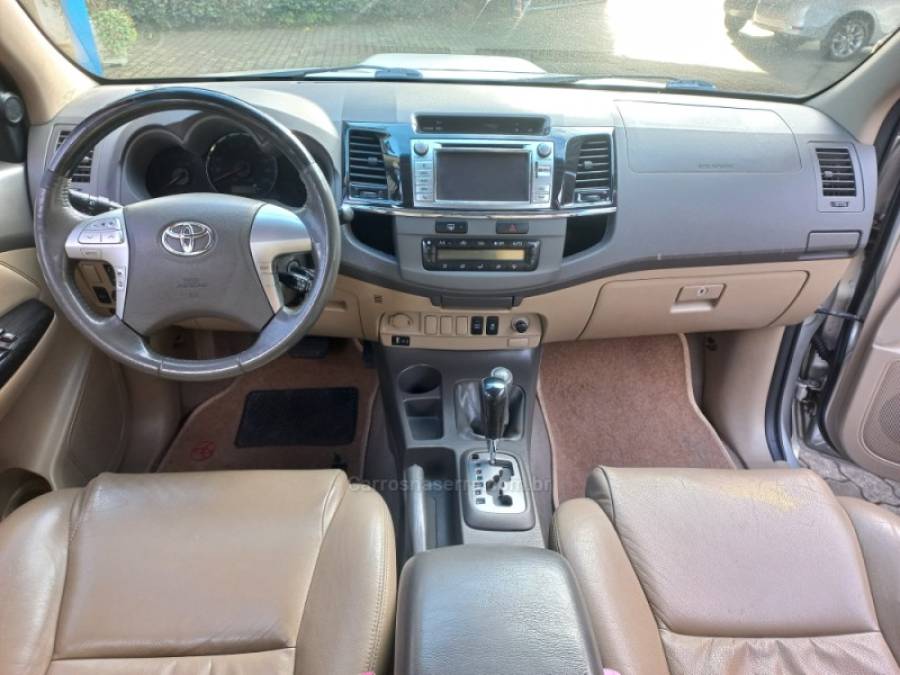 TOYOTA - HILUX SW4 - 2013/2013 - Prata - R$ 135.000,00
