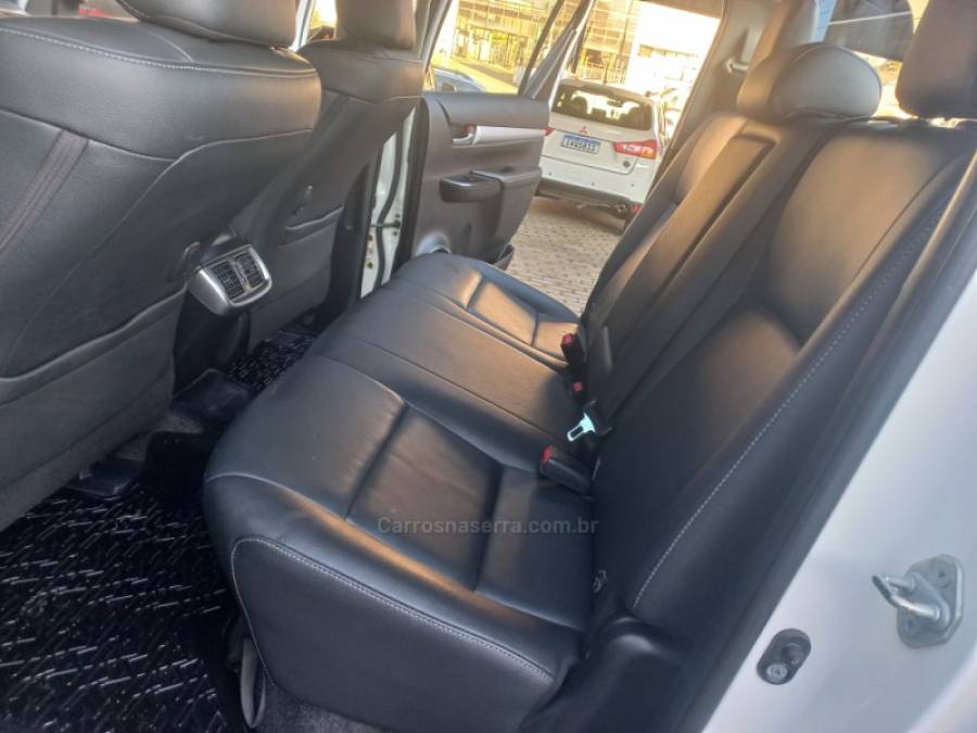 TOYOTA - HILUX - 2017/2017 - Branca - R$ 169.000,00