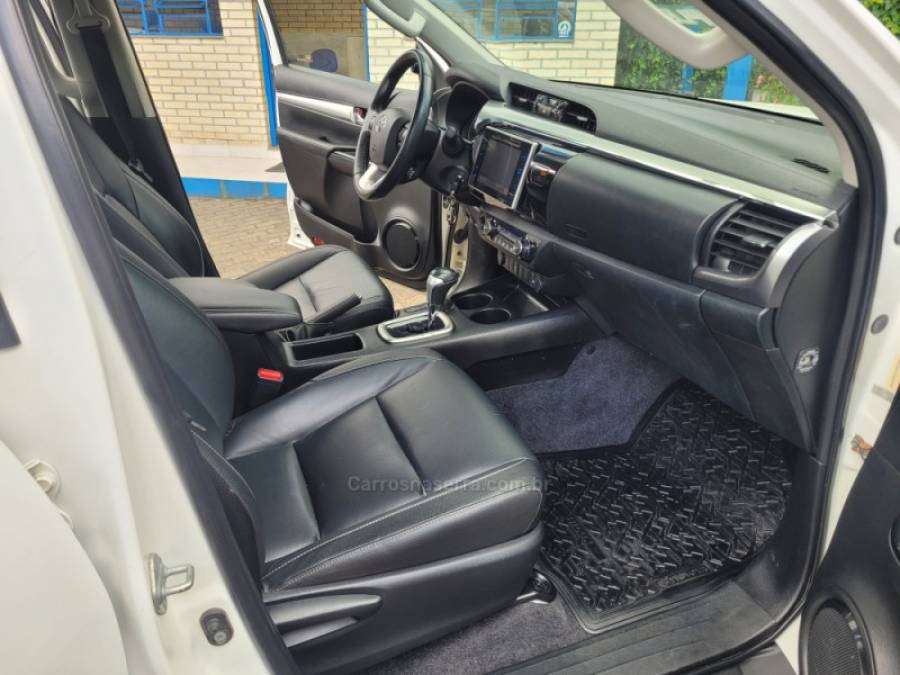 TOYOTA - HILUX - 2017/2017 - Branca - R$ 169.000,00