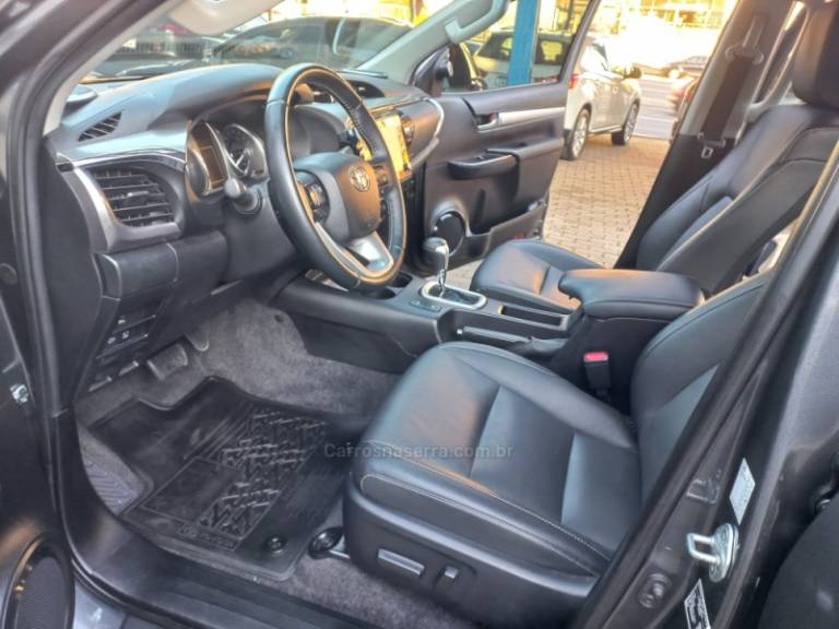 TOYOTA - HILUX - 2023/2023 - Cinza - R$ 265.000,00