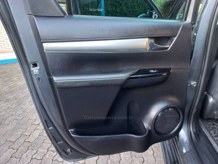 TOYOTA - HILUX - 2023/2023 - Cinza - R$ 265.990,00