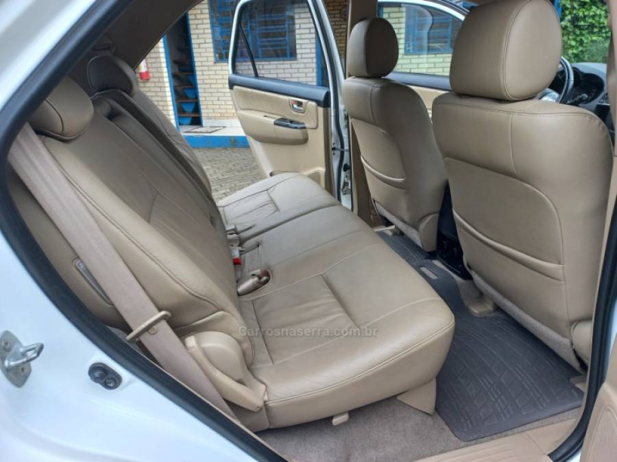 TOYOTA - HILUX SW4 - 2015/2015 - Branca - R$ 149.990,00