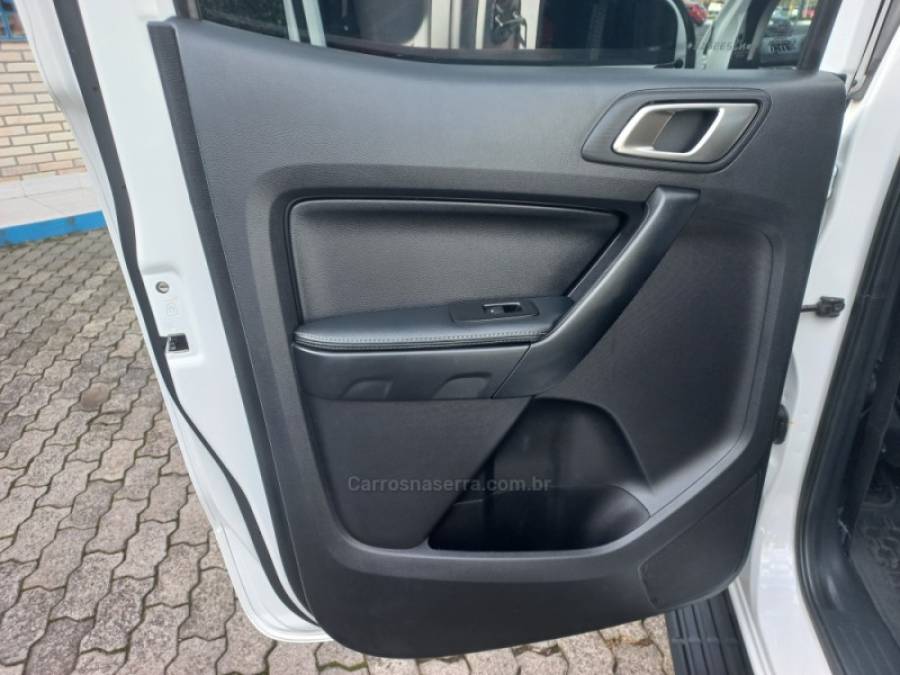 FORD - RANGER - 2022/2022 - Branca - R$ 175.000,00